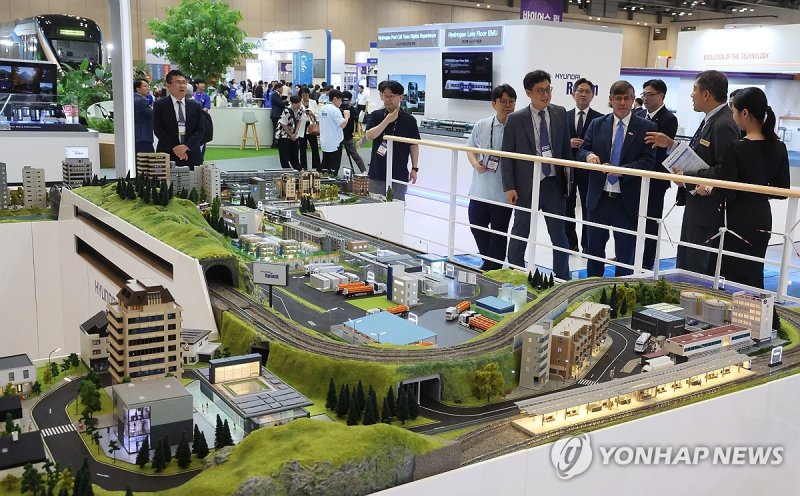 수소 생태계를 한눈에 보여주는 현대로템의 2025 부산국제철도산업전 부스 (출처=연합뉴스)