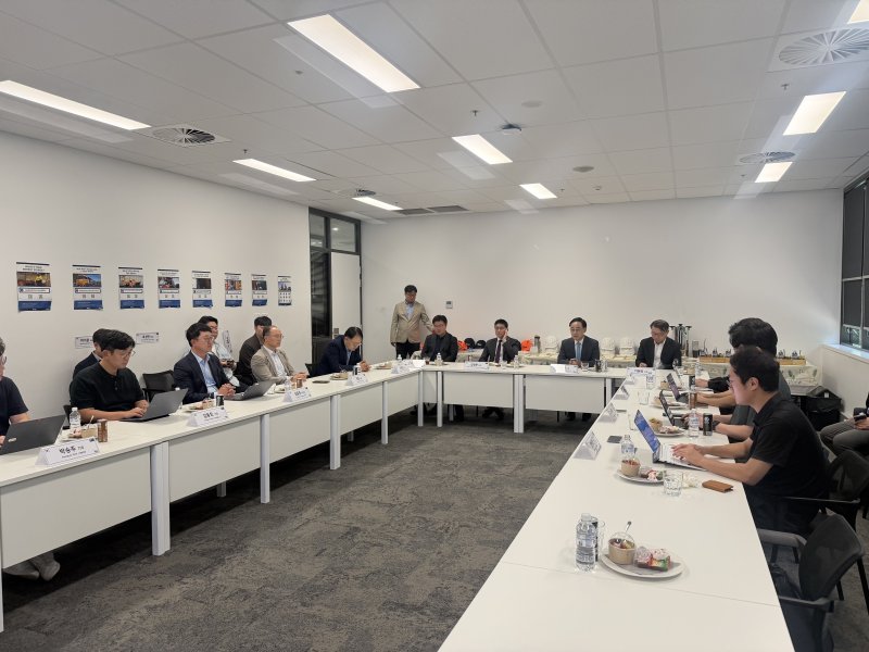 이용배 현대로템 사장을 비롯한 경영진이 지난달 27일(현지 시간) 호주 센트럴코스트 칸지 앤지 정비 센터에서 열린 기자간담회에 참석한 모습(현대로템 제공) 2025.12.1/뉴스1 ⓒ News1 박종홍 기자