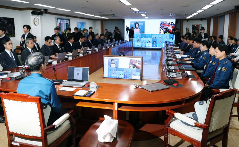 유재성 경찰청장 직무대행이 1일 오전 서울 서대문구 경찰청 무궁화회의실에서 열린 '전국 경찰 지휘부 화상회의'에서 모두발언을 하고 있다. 2025.12.1/뉴스1 ⓒ News1 황기선 기자