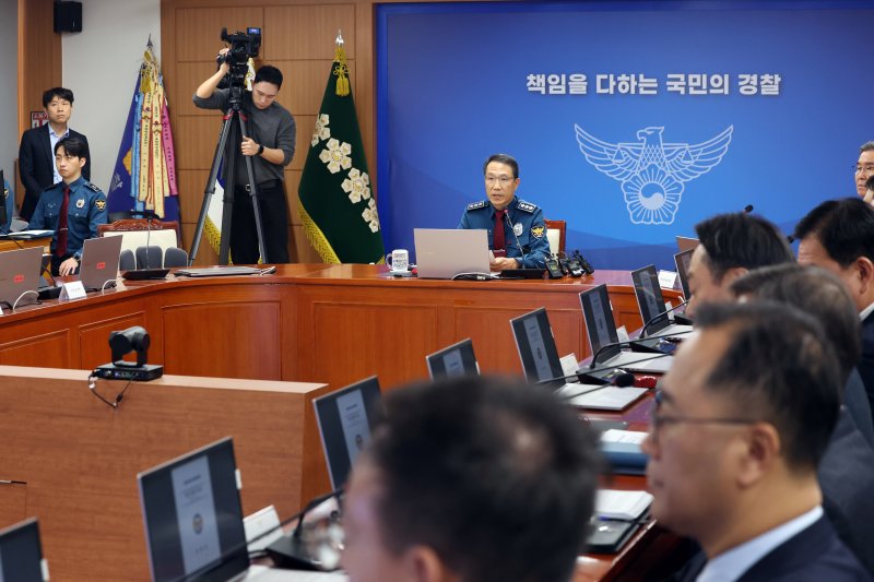 유재성 경찰청장 직무대행이 1일 오전 서울 서대문구 경찰청 무궁화회의실에서 열린 '전국 경찰 지휘부 화상회의'에서 모두발언을 하고 있다. 2025.12.1/뉴스1 ⓒ News1 황기선 기자