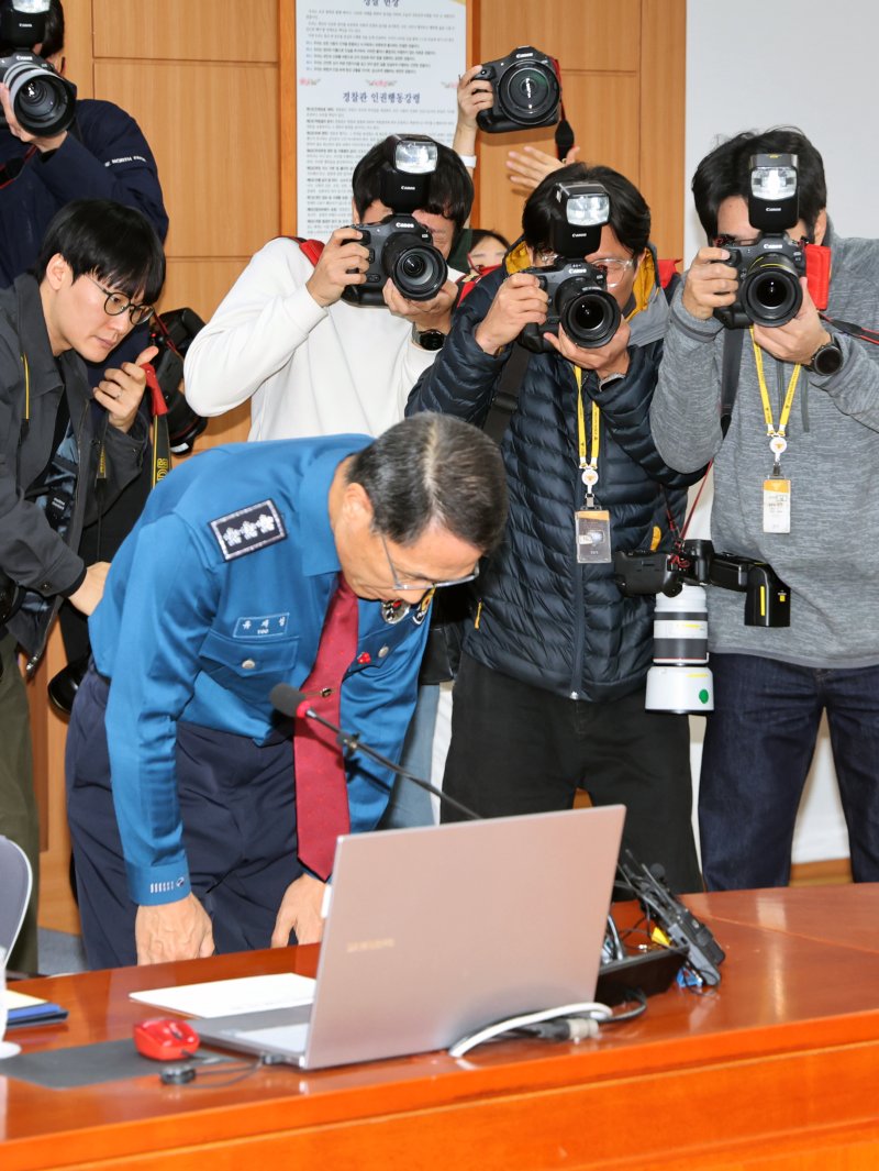 유재성 경찰청장 직무대행이 1일 오전 서울 서대문구 경찰청 무궁화회의실에서 열린 '전국 경찰 지휘부 화상회의'에서 고개 숙여 사과하고 있다. 2025.12.1/뉴스1 ⓒ News1 황기선 기자