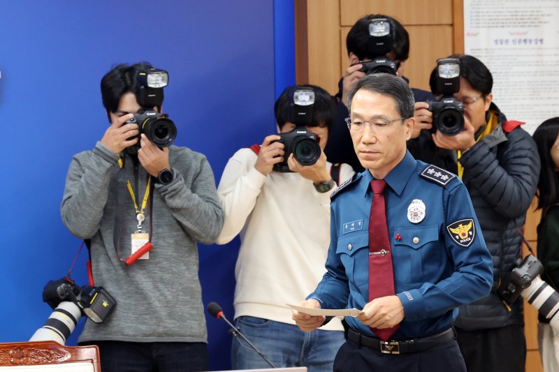 유재성 경찰청장 직무대행이 1일 오전 서울 서대문구 경찰청 무궁화회의실에서 열린 '전국 경찰 지휘부 화상회의'에 참석하고 있다. 2025.12.1/뉴스1 ⓒ News1 황기선 기자