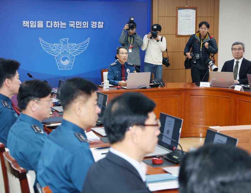 유재성 경찰청장 직무대행이 1일 오전 서울 서대문구 경찰청 무궁화회의실에서 열린 '전국 경찰 지휘부 화상회의'에서 모두발언을 하고 있다. 2025.12.1/뉴스1 ⓒ News1 황기선 기자