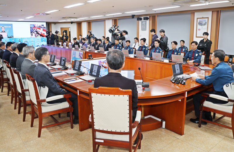유재성 경찰청장 직무대행이 1일 오전 서울 서대문구 경찰청 무궁화회의실에서 열린 '전국 경찰 지휘부 화상회의'에서 모두발언을 하고 있다. 2025.12.1/뉴스1 ⓒ News1 황기선 기자