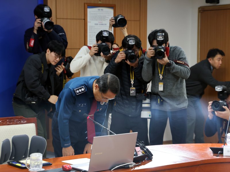 유재성 경찰청장 직무대행이 1일 오전 서울 서대문구 경찰청 무궁화회의실에서 열린 '전국 경찰 지휘부 화상회의'에서 고개 숙여 사과하고 있다. 2025.12.1/뉴스1 ⓒ News1 황기선 기자