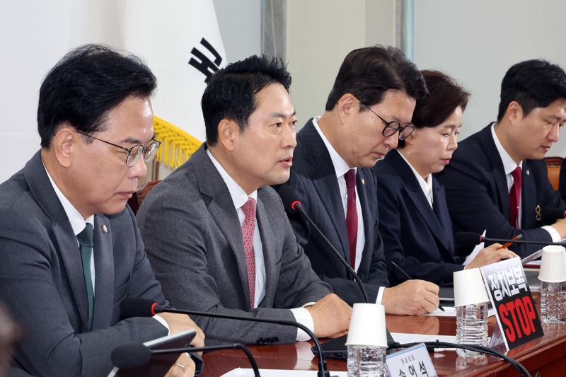 [영상] 신동욱 “민주당 왜 말이 없나? 고의인지 무능인지 대규모 해킹 사건 기업에만 떠넘기고...”