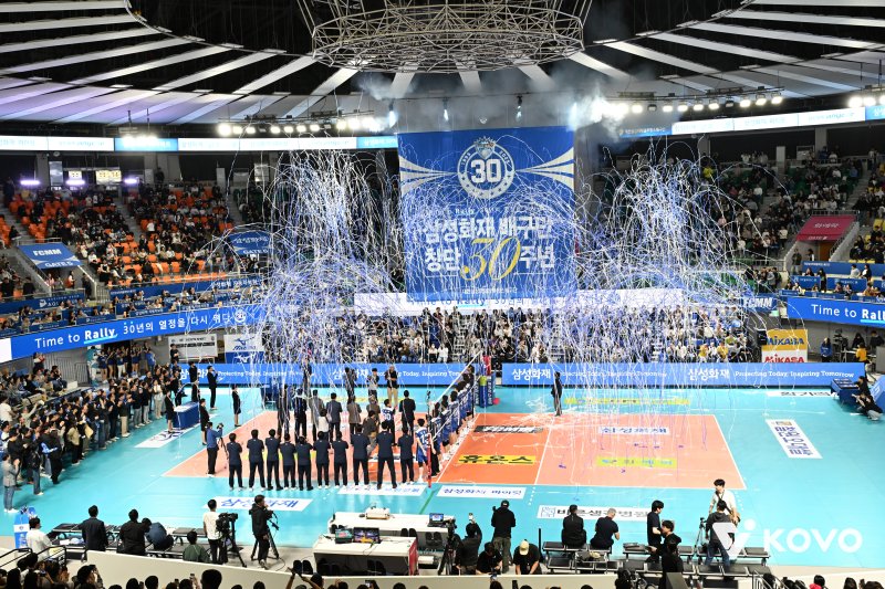 지난달 8일 KB손해보험과의 홈경기에서 창단 30주년 행사를 열었던 삼성화재. (KOVO 제공)