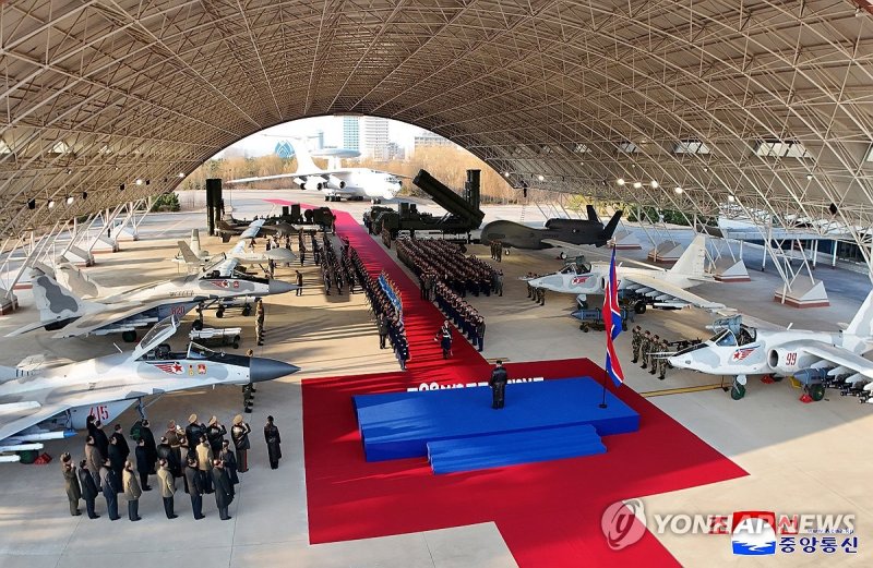 김정은, 북한 공군창설 80주년 기념행사 참석…주애 동행 (출처=연합뉴스)