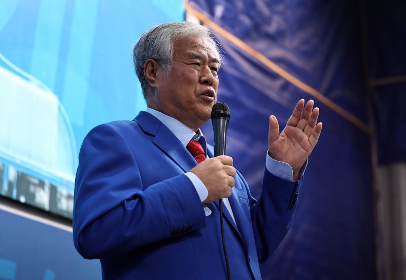 지난달 24일 오전 서울 성북구 사랑제일교회에서 전광훈 목사가 '국민저항권' 관련 기자회견을 하고 있다. 2025.11.24/뉴스1 ⓒ News1 구윤성 기자