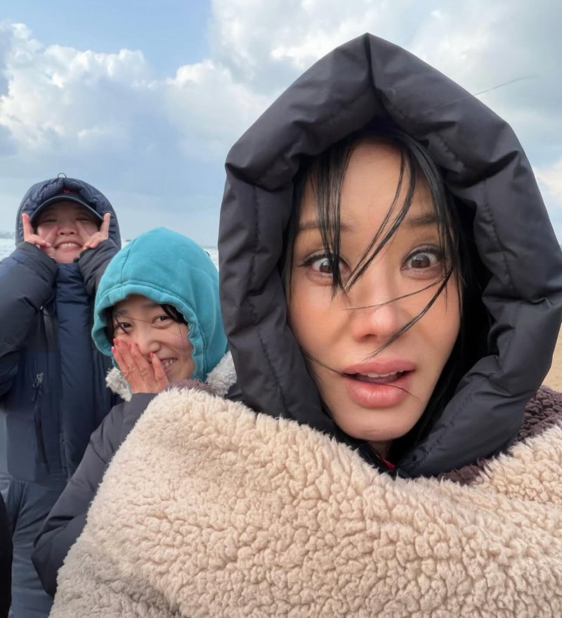 56세 엄정화 앞머리 젖은 채 열일…동안 미모 과시