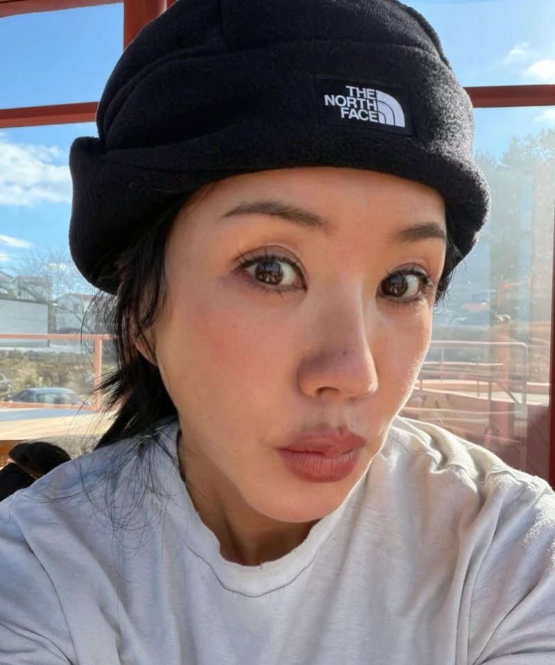 56세 엄정화 앞머리 젖은 채 열일…동안 미모 과시