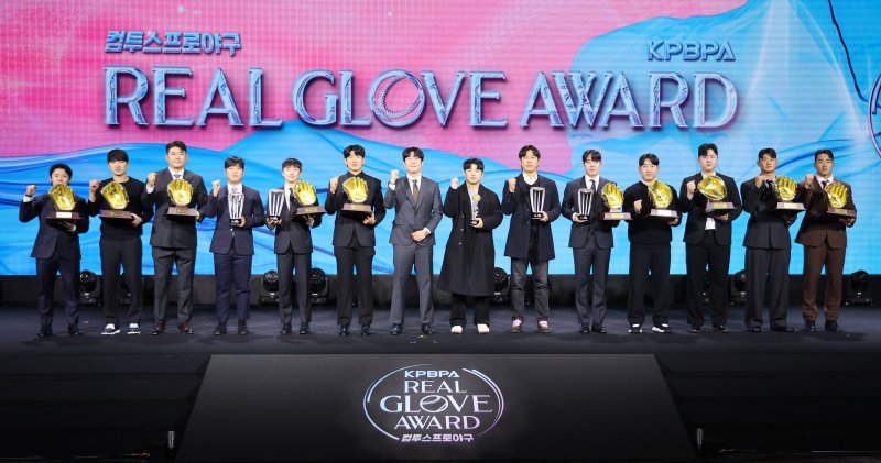 [서울=뉴시스] 권창회 기자 = 1일 서울 광진구 그랜드 워커힐 서울에서 열린 '2025 컴투스프로야구 리얼글러브 어워드'에서 양현종 한국프로야구선수협회 회장과 올해의 선수상을 수상한 키움히어로즈 송성문을 비롯한 선수들이 기념촬영을 하고 있다. 리얼글러브 어워드는 한국 프로야구 선수들이 직접 투표를 통해 동료 선수들의 활약을 평가하고 각 포지션별 최고의 선수를 선정하는 국내 유일의 선수 주도형 시상식이다. 2025.12.01. kch0523@newsis.com
