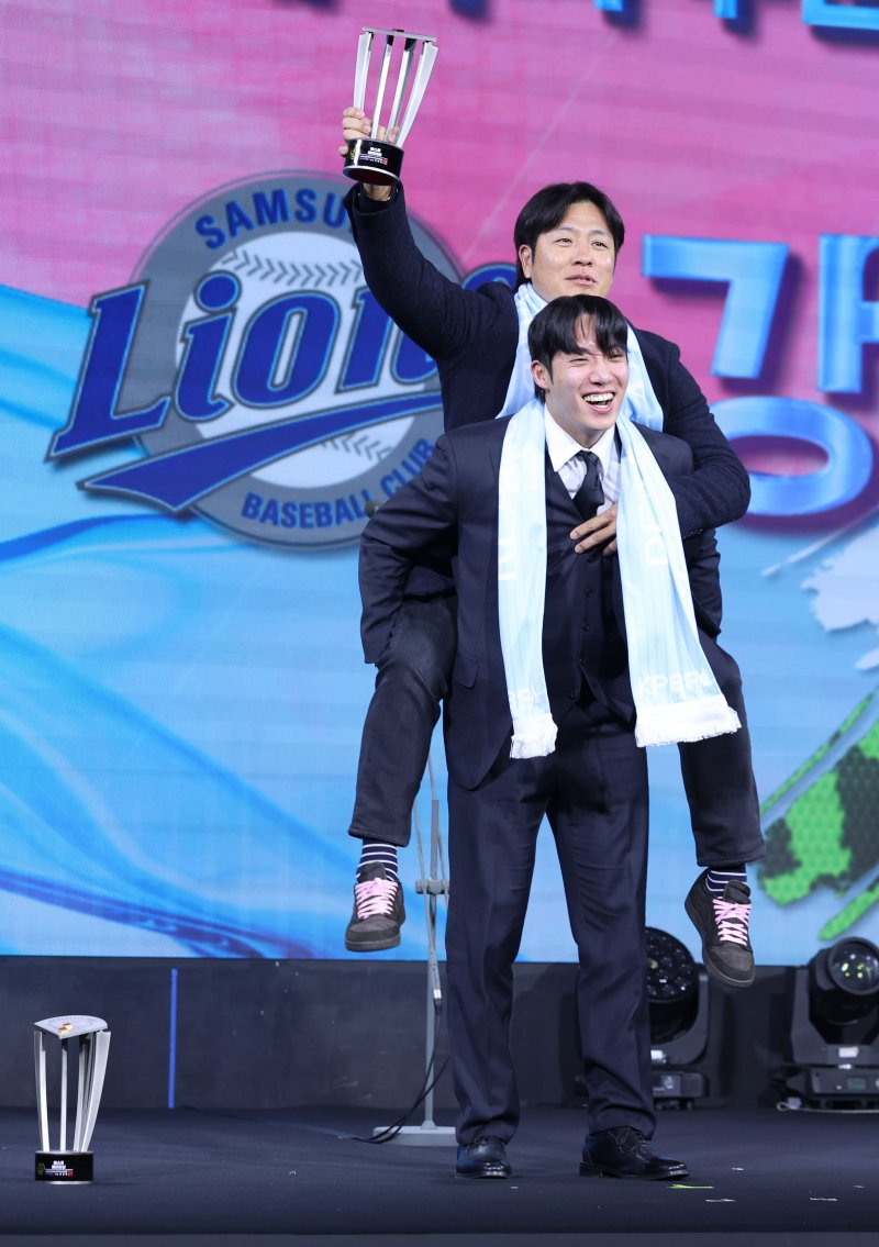 [서울=뉴시스] 권창회 기자 = 1일 서울 광진구 그랜드 워커힐 서울에서 열린 '2025 컴투스프로야구 리얼글러브 어워드'에서 배스트배터리상을 수상한 삼성라이온즈 원태인과 강민호가 기념촬영을 하고 있다. 리얼글러브 어워드는 한국 프로야구 선수들이 직접 투표를 통해 동료 선수들의 활약을 평가하고 각 포지션별 최고의 선수를 선정하는 국내 유일의 선수 주도형 시상식이다. 2025.12.01. kch0523@newsis.com