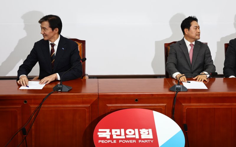 장동혁 국민의힘 대표와 조국 조국혁신당 대표가 지난해 12월 1일 오전 서울 여의도 국회에서 만나 자리에 앉아 있다. 뉴시스