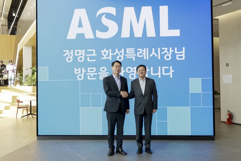 정명근 화성시장(왼쪽)이 최한종 ASML 코리아 대표이사와 함께 기념촬영을 하고 있다. 화성시 제공
