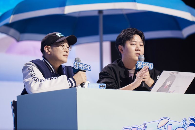 '블루 아카이브' 4주년 생방송 무대 진행하는 김용하 총괄 PD(왼쪽)과 안경섭 PD (출처=연합뉴스)