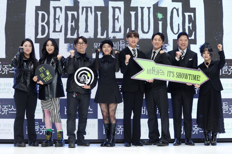 [서울=뉴시스] 박진희 기자 = 뮤지컬 '비틀쥬스' 연출 심설인(왼쪽부터), 작가 김수빈, 이창호, 배우 정성화, 정원영, 김준수, 홍나현, 장민제가 1일 서울 강남구 엘리에나 호텔에서 기자간담회를 하고 있다. 2025.12.01. pak7130@newsis.com