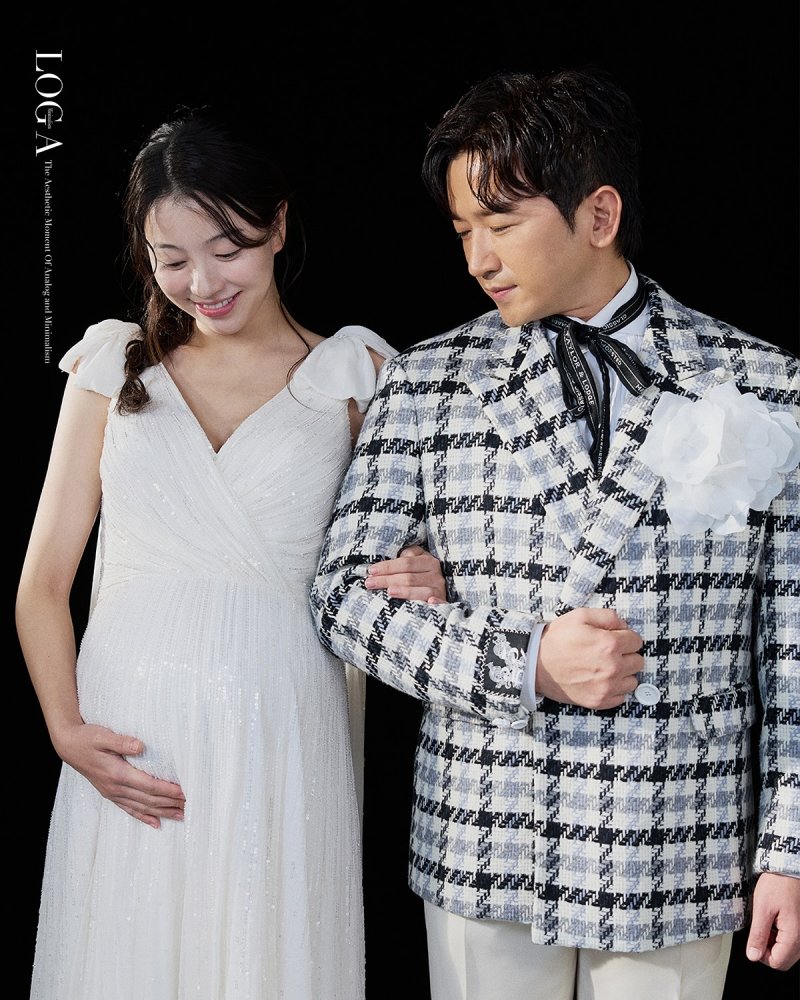 이민우, 임신 예비신부와 화보…D라인 드레스 자태 [N샷]