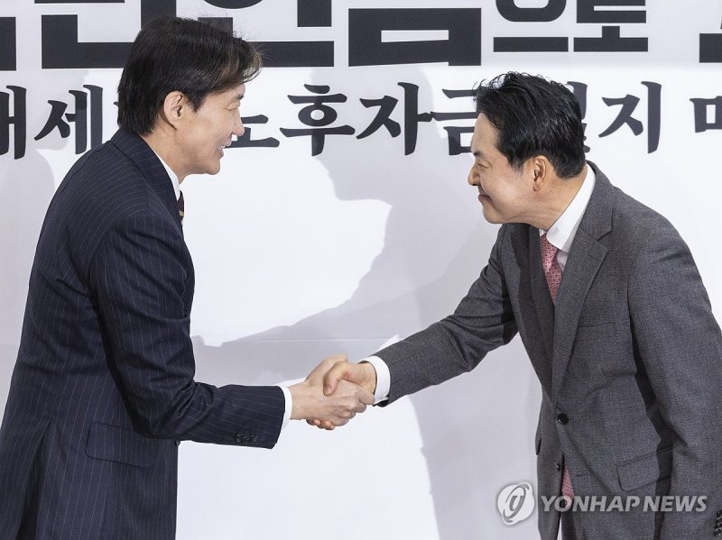 장동혁·조국 악수 (출처=연합뉴스)