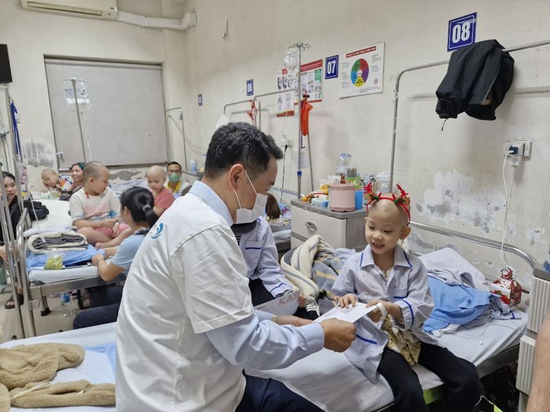 장순봉 KAS홀딩스 회장이 지난 2024년 베트남 어린이 환자에게 지원금을 전달하고 있다. KAS홀딩스 제공