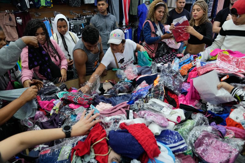 [카라카스=AP/뉴시스] 11월 28일 베네수엘라 카라카스에서 쇼핑객들이 블랙프라이데이(블프)를 맞아 1달러 균일가로 할인된 의류를 고르고 있다. 2025.11. 30.