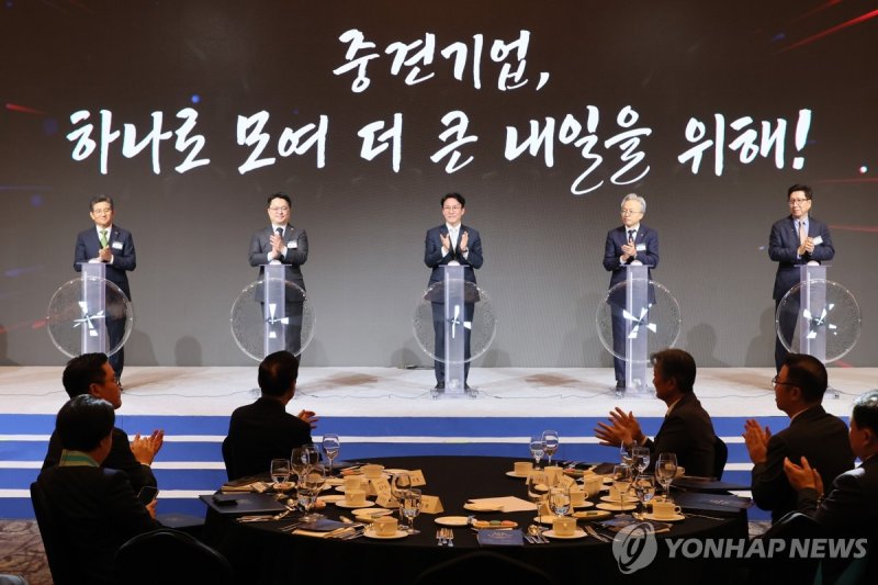 김민석 총리, 중견기업인의 날 기념식 기념 촬영 (출처=연합뉴스)