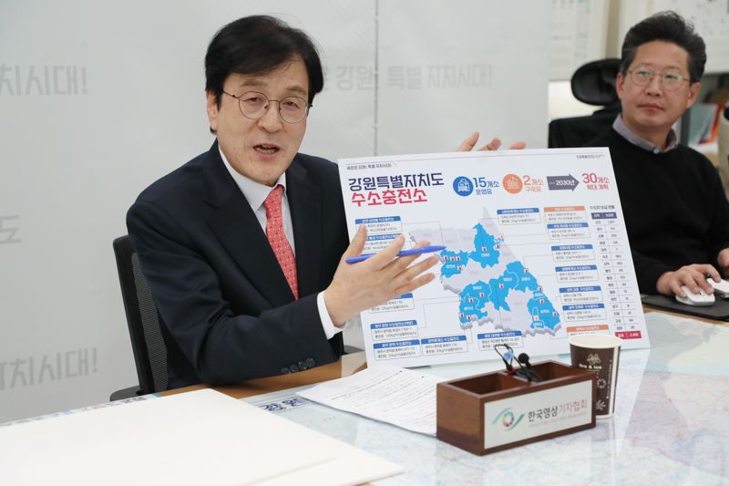 김광래 강원도 경제부지사가 1일 도청 기자실에서 출입기자 간담회를 갖고 수소 모빌리티 인프라를 설명하고 있다. 강원자치도 제공