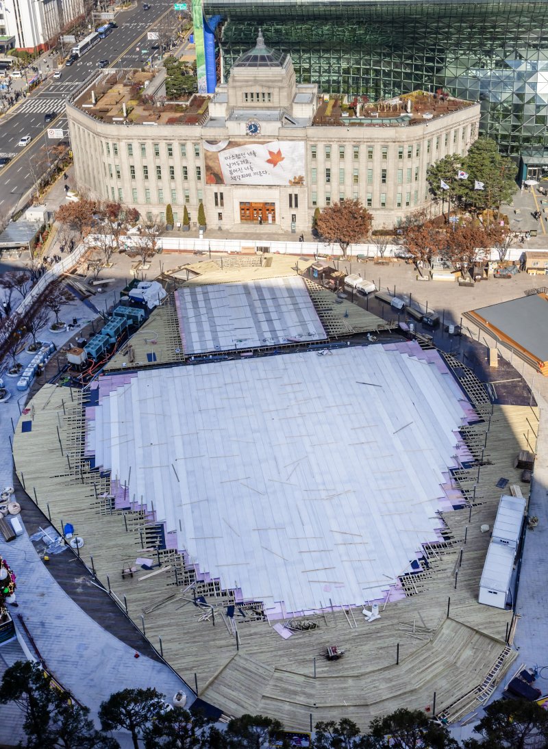 [서울=뉴시스] 김선웅 기자 = 1일 서울 중구 서울광장에서 겨울을 맞아 스케이트장 공사가 진행되고 있다. 2025.12.01. mangusta@newsis.com