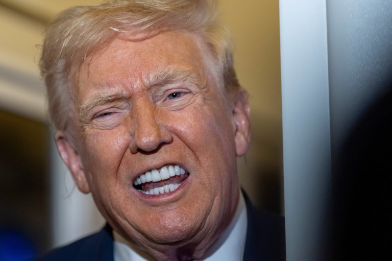 [워싱턴=AP/뉴시스] 도널드 트럼프 미국 대통령이 30일(현지 시간) 플로리다주에서 워싱턴DC로 향하는 전용기 에어포스원에서 기자들의 질문에 답하고 있다. 2025.12.01.