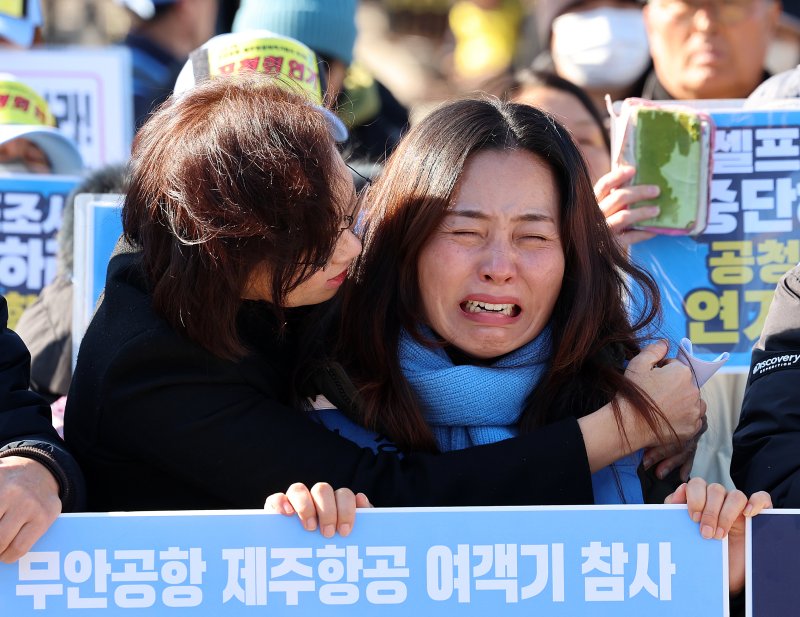 [서울=뉴시스] 이영환 기자 = 김유진 12.29 무안공항 제주항공 여객기참사 유가족협의회 대표가 1일 오후 서울 용산구 대통령실 인근에서 열린 12.29 무안공항 제주항공 여객기참사 유가족협의회·시민사회 긴급 기자회견에서 슬픔에 잠겨 있다. 2025.12.01. 20hwan@newsis.com