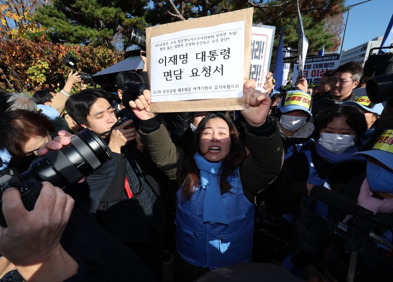 [서울=뉴시스] 이영환 기자 = 김유진 12.29 무안공항 제주항공 여객기참사 유가족협의회 대표와 유가족 등이 1일 오후 서울 용산구 대통령실 인근에서 열린 12.29 무안공항 제주항공 여객기참사 유가족협의회·시민사회 긴급 기자회견을 마친 후 이재명 대통령 면담 요청서 제출을 위해 이동하자 경찰이 막아서고 있다. 2025.12.01. 20hwan@newsis.com