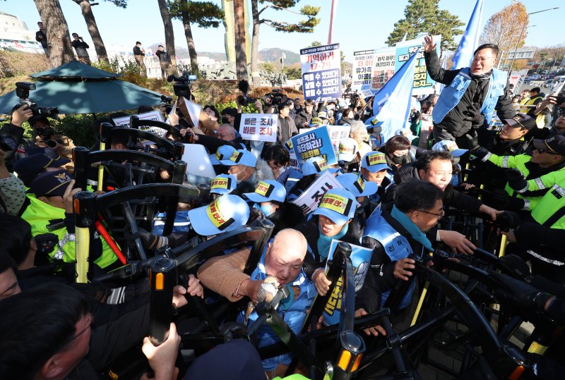 [서울=뉴시스] 이영환 기자 = 김유진 12.29 무안공항 제주항공 여객기참사 유가족협의회 대표와 유가족 등이 1일 오후 서울 용산구 대통령실 인근에서 열린 12.29 무안공항 제주항공 여객기참사 유가족협의회·시민사회 긴급 기자회견을 마친 후 이재명 대통령 면담 요청서 제출을 위해 이동하자 경찰이 막아서고 있다. 2025.12.01. 20hwan@newsis.com