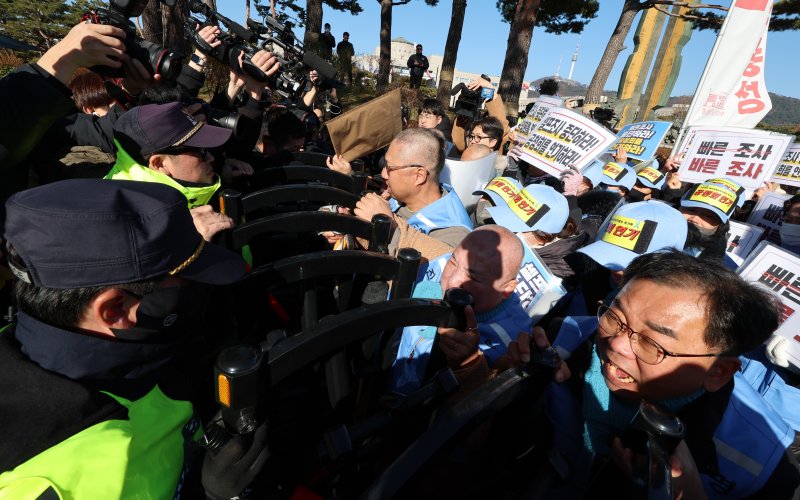 [서울=뉴시스] 이영환 기자 = 김유진 12.29 무안공항 제주항공 여객기참사 유가족협의회 대표와 유가족 등이 1일 오후 서울 용산구 대통령실 인근에서 열린 12.29 무안공항 제주항공 여객기참사 유가족협의회·시민사회 긴급 기자회견을 마친 후 이재명 대통령 면담 요청서 제출을 위해 이동하자 경찰이 막아서고 있다. 2025.12.01. 20hwan@newsis.com