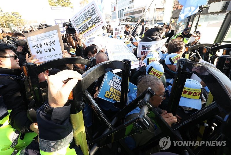 경찰과 대치하는 제주항공 참사 유가족들 (출처=연합뉴스)