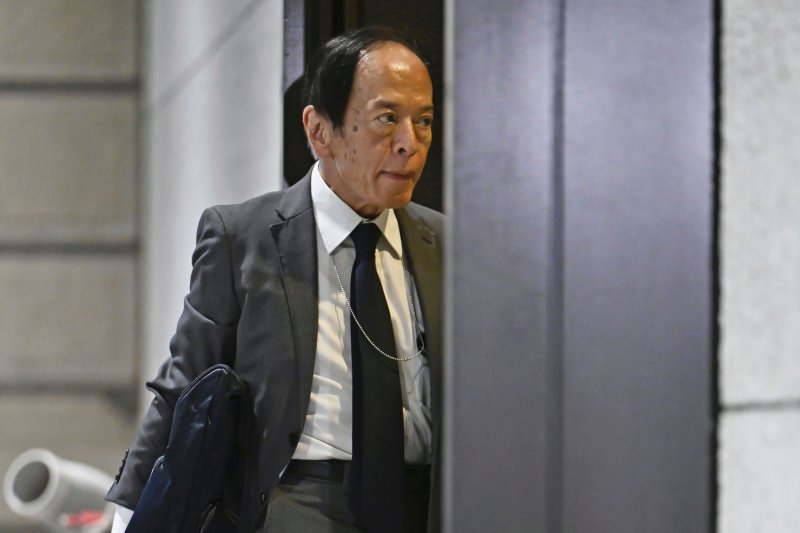 우에다 가즈오 일본은행 총재가 지난달 7월31일 도쿄 일본은행 본점에 도착해 이동하고 있다. 사진=뉴시스