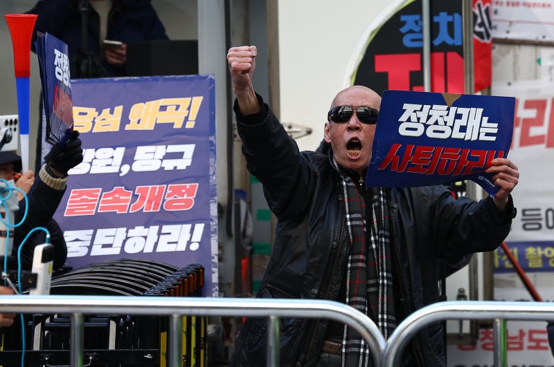 [서울=뉴시스] 김명년 기자 = 1일 오후 서울 여의도 더불어민주당사 앞에서 당원들이 정청래 대표의 사퇴를 촉구하는 집회를 하고 있다. 2025.12.01. kmn@newsis.com