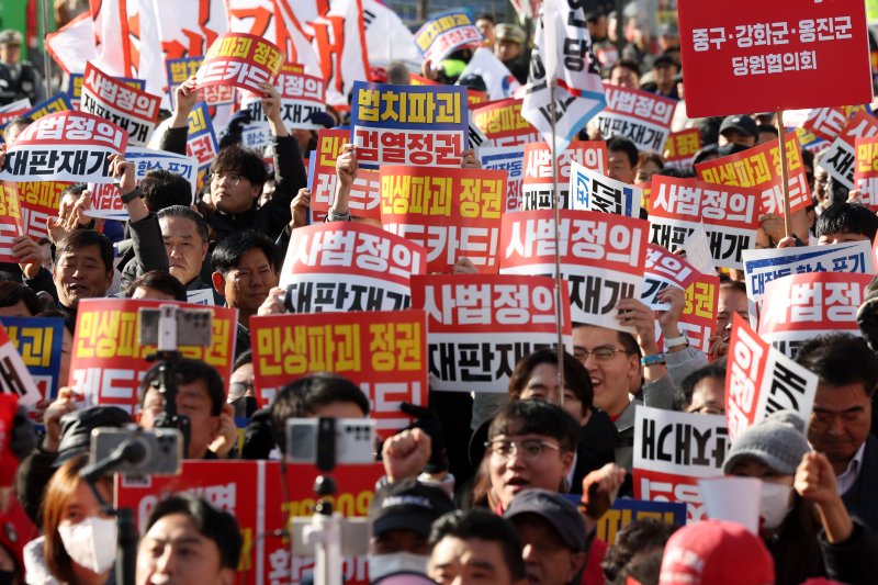 [인천=뉴시스] 홍효식 기자 = 1일 오후 인천 미추홀구 주안역 인근에서 열린 국민의힘 민생회복 법치수호 국민대회에서 참석자들이 피켓을 들고 구호를 외치고 있다. 2025.12.01. yesphoto@newsis.com