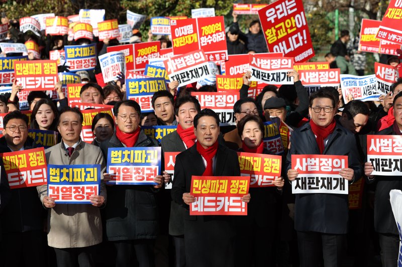 [인천=뉴시스] 홍효식 기자 = 장동혁 국민의힘 대표 등 참석자들이 1일 오후 인천 미추홀구 주안역 인근에서 열린 민생회복 법치수호 국민대회에서 구호를 외치고 있다. 2025.12.01. yesphoto@newsis.com