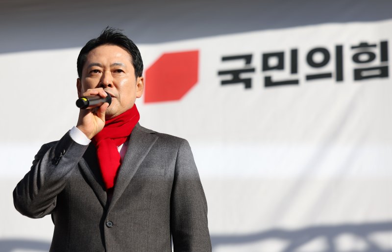 [인천=뉴시스] 홍효식 기자 = 장동혁 국민의힘 대표가 1일 오후 인천 미추홀구 주안역 인근에서 열린 민생회복 법치수호 국민대회에서 발언하고 있다. 2025.12.01. yesphoto@newsis.com