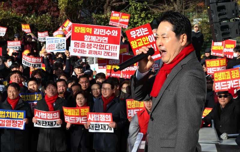 [인천=뉴시스] 홍효식 기자 = 장동혁 국민의힘 대표가 1일 오후 인천 미추홀구 주안역 인근에서 열린 민생회복 법치수호 국민대회에서 발언하고 있다. 2025.12.01. yesphoto@newsis.com