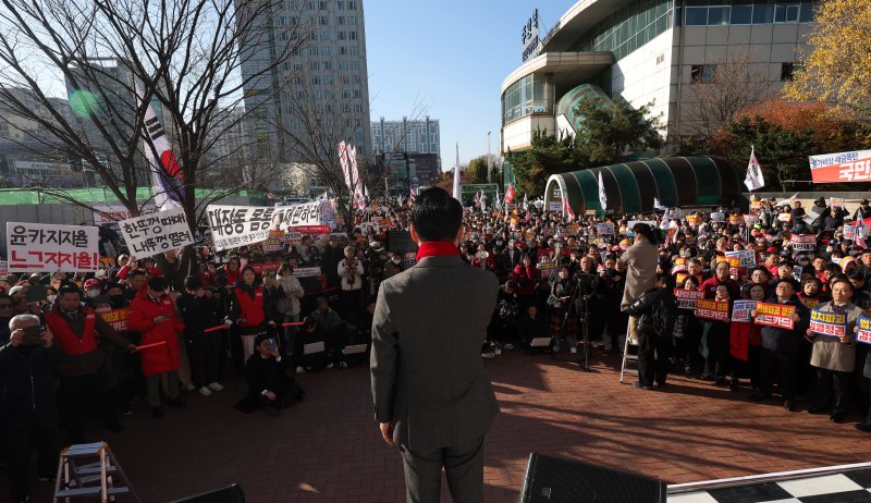 [인천=뉴시스] 홍효식 기자 = 장동혁 국민의힘 대표가 1일 오후 인천 미추홀구 주안역 인근에서 열린 민생회복 법치수호 국민대회에서 발언하고 있다. 2025.12.01. yesphoto@newsis.com