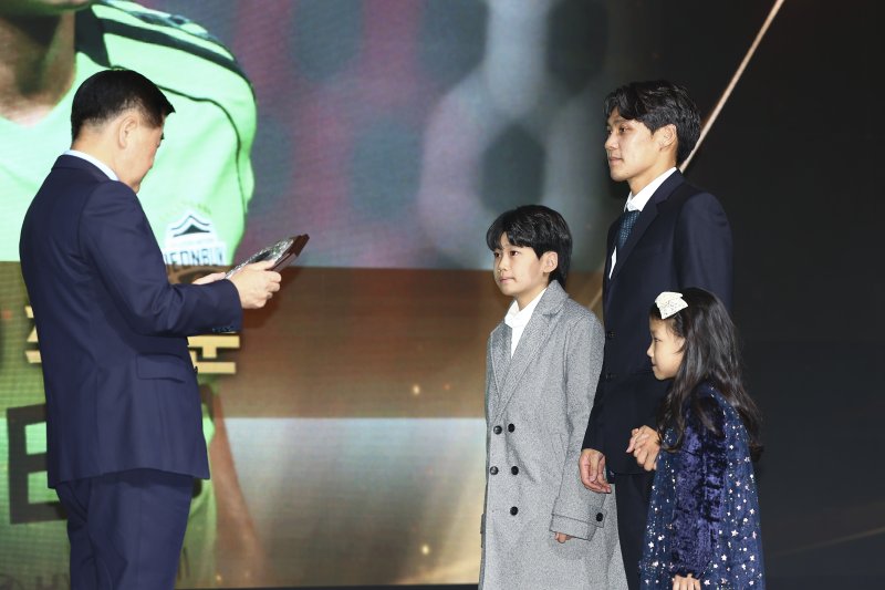 [서울=뉴시스] 김근수 기자 = 전북현대모터스 최철순이 1일 서울 서대문구 스위스 그랜드호텔에서 열린 하나은행 K리그 2025 대상 시상식에서 공로상을 받고 있다. 2025.12.01. ks@newsis.com
