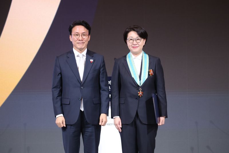 1일 열린 '제11회 중견기업인의 날' 기념식에서 이지선 신성이엔지 대표(오른쪽)가 은탑산업훈장을 받은 뒤 김민석 국무총리와 기념 촬영을 하고 있다. 신성이엔지 제공