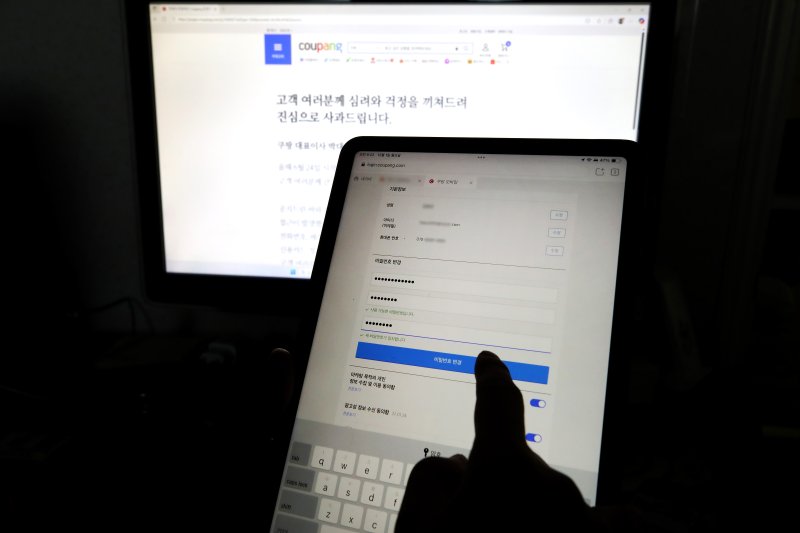 쿠팡 이용자의 개인정보 약 3370만 개 유출 사태로 피싱 등 2차 피해에 대한 우려의 목소리가 커지는 가운데 1일 대구의 한 쿠팡 이용자가 비밀번호를 변경하고 있다. 2025.12.1/뉴스1 ⓒ News1 공정식 기자