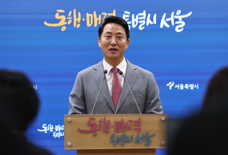 오세훈 서울시장이 1일 오후 서울시청 브리핑실에서 김건희 특검이 오 시장을 '명태균 여론조사비' 대납 혐의로 기소한 것과 관련해 입장을 밝히고 있다. 2025.12.1/뉴스1 ⓒ News1 구윤성 기자