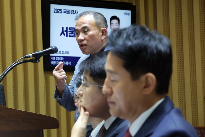 '정치 브로커' 명태균씨가 23일 오후 서울 중구 서울시청에서 열린 국회 행정안전위원회 서울시청 국정감사에서 의원질의에 답하고 있다. 2025.10.23/뉴스1 ⓒ News1 황기선 기자