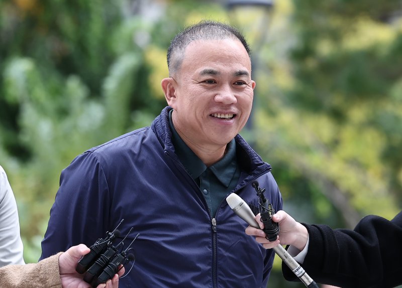 '정치 브로커' 명태균 씨가 8일 서울 종로구 KT광화문빌딩에 마련된 김건희 특검(특별검사 민중기) 사무실에 오세훈 서울시장과의 대질 조사를 위해 참고인 신분으로 출석하며 입장을 밝히고 있다. 2025.11.8/뉴스1 ⓒ News1 김성진 기자