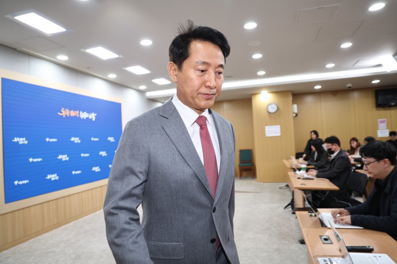 오세훈 서울시장이 1일 오후 서울시청 브리핑실에서 김건희 특검이 오 시장을 '명태균 여론조사비' 대납 혐의로 기소한 것과 관련 입장을 발표 후 나서고 있다. 2025.12.1/뉴스1 ⓒ News1 구윤성 기자