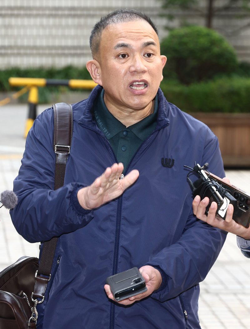 정치 브로커 명태균 씨가 7일 오전 서울 서초구 서울중앙지법에서 열린 김건희 여사의 자본시장법 위반 등 혐의 속행 공판에 증인으로 출석하며 입장을 밝히고 있다. 2025.11.7/뉴스1 ⓒ News1 김민지 기자