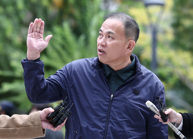 '정치 브로커' 명태균 씨가 8일 서울 종로구 KT광화문빌딩에 마련된 김건희 특검(특별검사 민중기) 사무실에 오세훈 서울시장과의 대질 조사를 위해 참고인 신분으로 출석하고 있다. 2025.11.8/뉴스1 ⓒ News1 김성진 기자